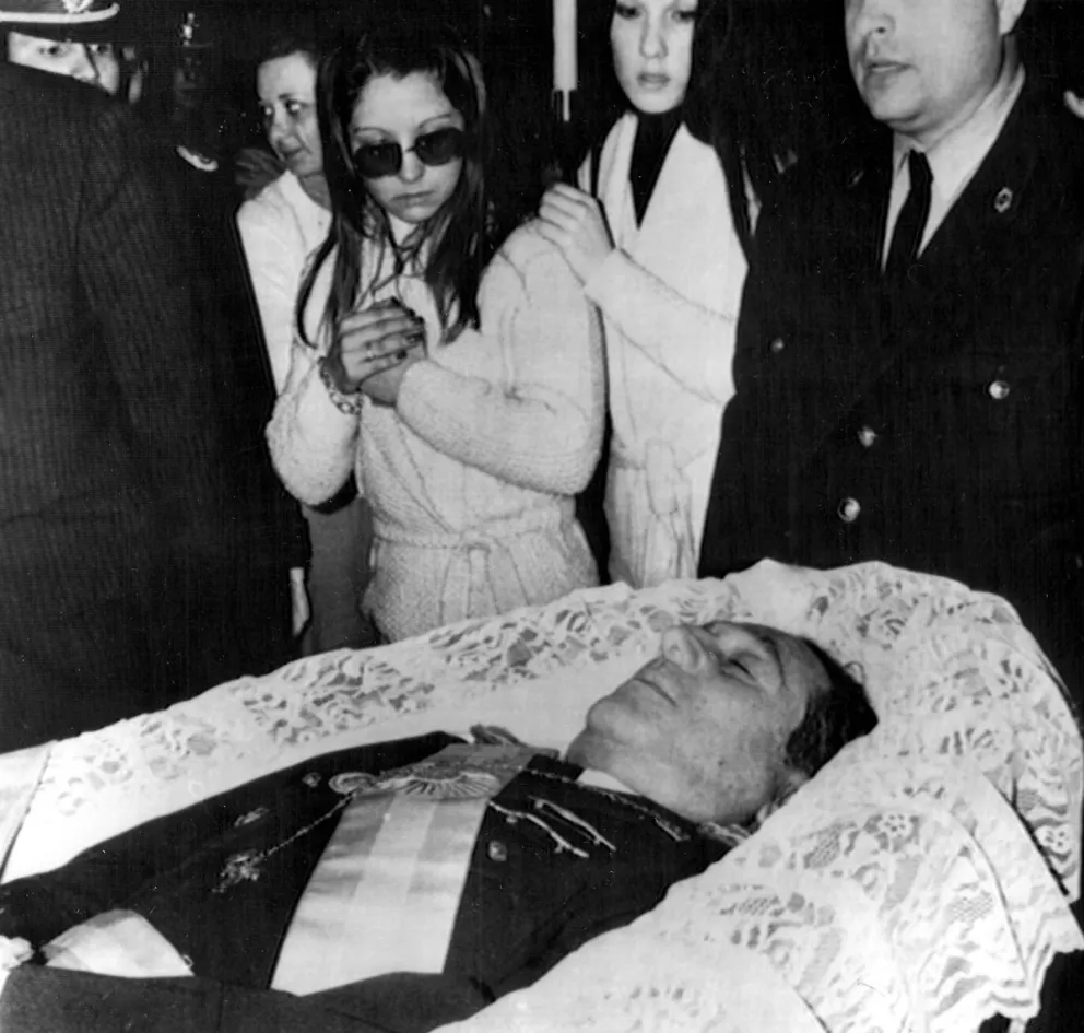 Fotografía de archivo de personas frente al l féretro con los restos mortales del presidente argentino, Juan Domingo Perón. Foto: EFE