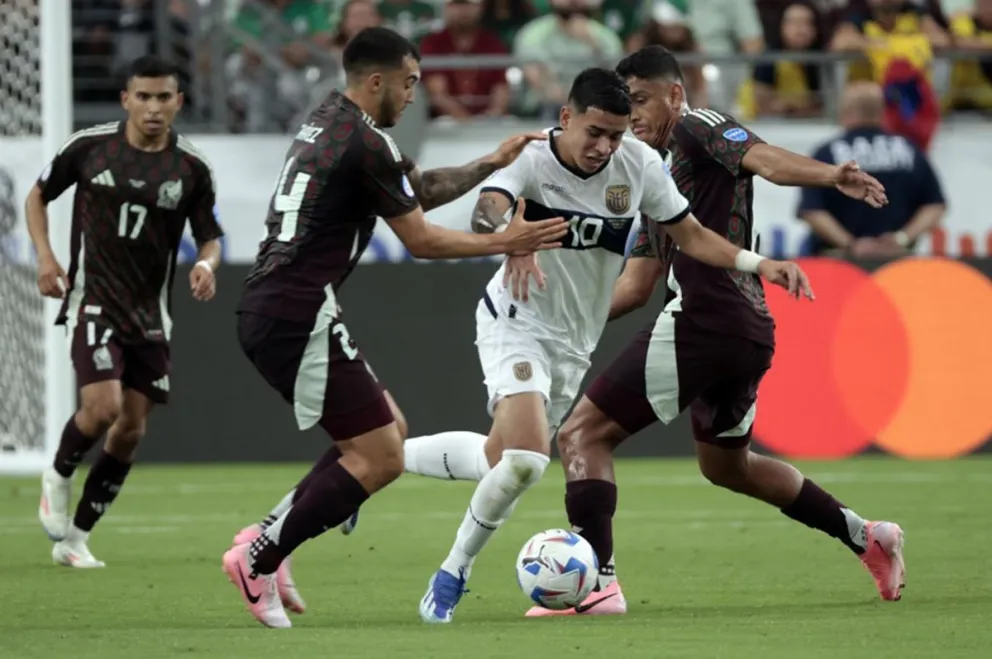 Él juvenil Kendry Páez domina el balón ante la marca de dos rivales mexicanos. Foto EFE