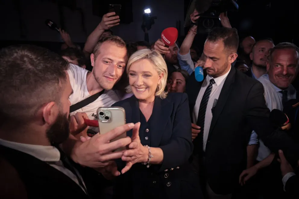 Marine Le Pen, la candidata por el partido Agrupación Nacional con algunos simpatizantes. Foto:  EFE/ Cuenta Le Pen en X.