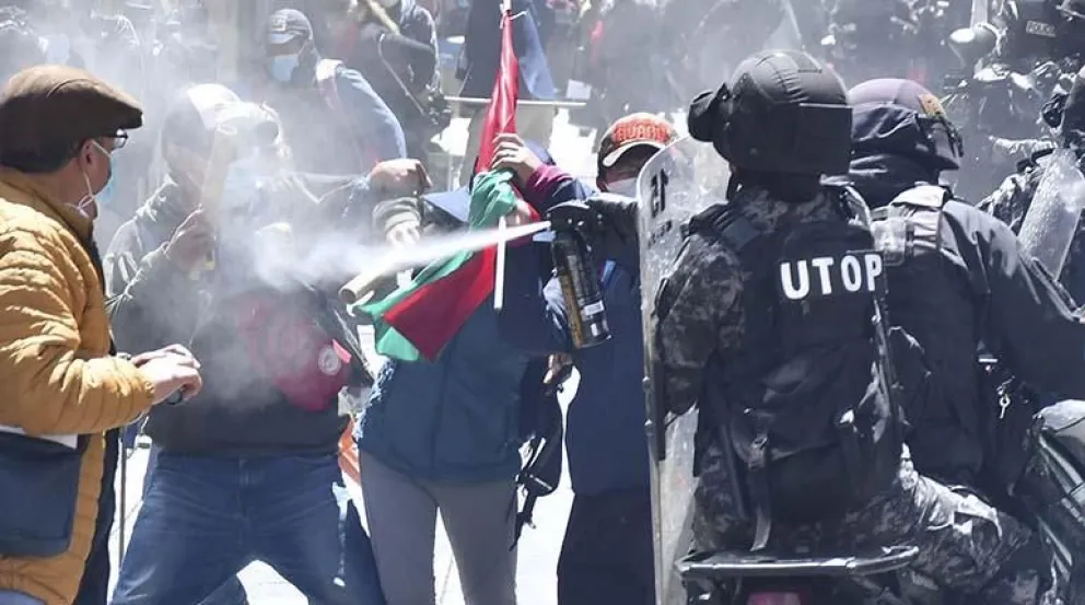 Represión de la Policía Boliviana contra los maestros, registrada en marzo de 2023. Foto: APG