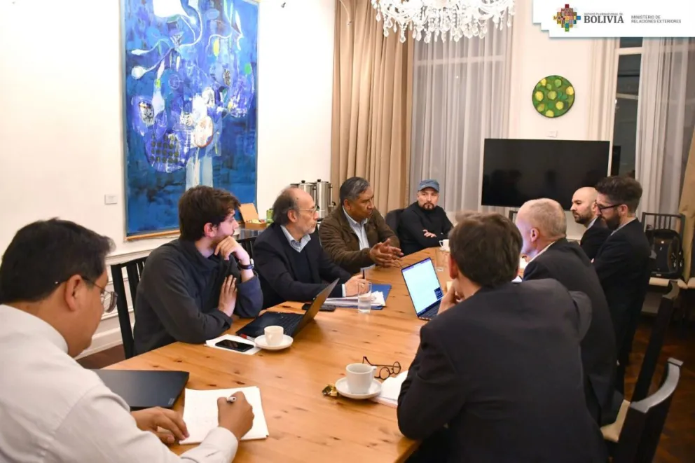 El excanciller Rogelio Mayta junto al equipo que defendió a Bolivia en la demanda por las aguas del Silala en un reunión en 2022, antes del veredicto internacional. Foto ABI