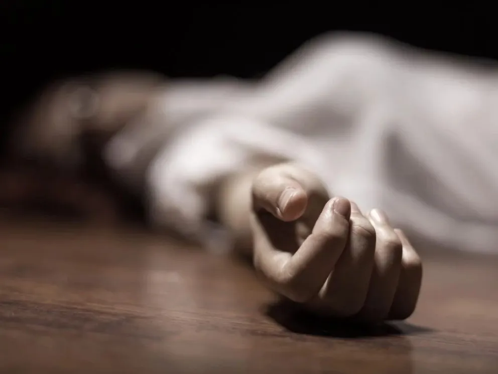 El cuerpo sin vida de una mujer víctima de feminicidio. Foto: ABI