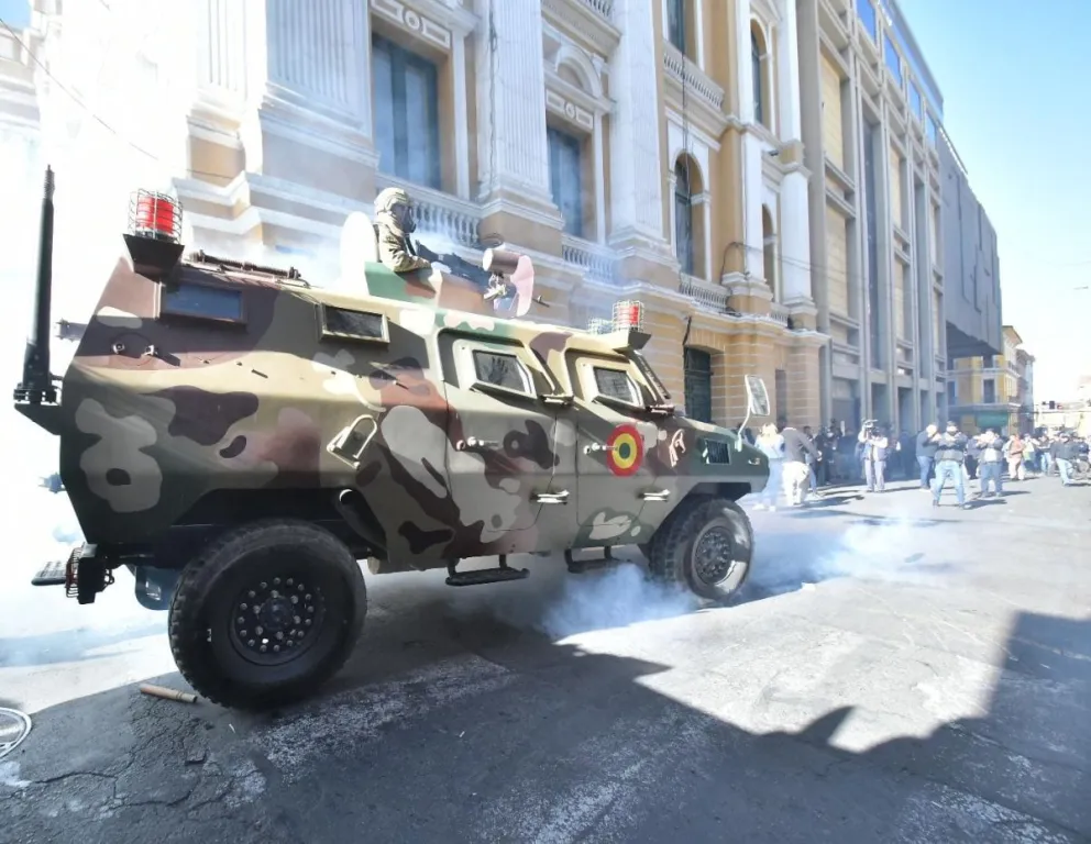 Un carro de asalto del Ejército en la plaza Murillo el pasado 26 de junio. Foto: APG