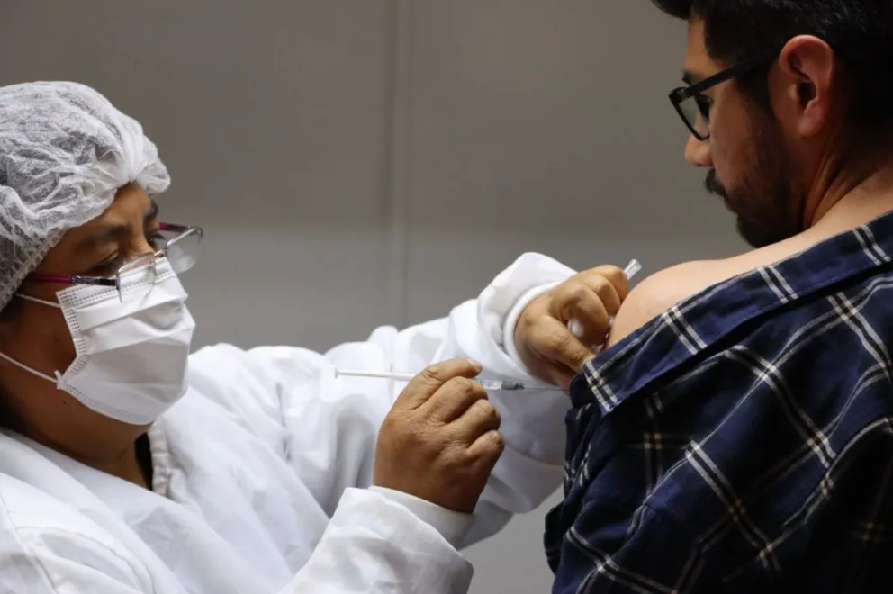 Una enfermera aplica una dosis de la vacuna contra la influenza a un ciudadano. Foto: Ministerio de Salud