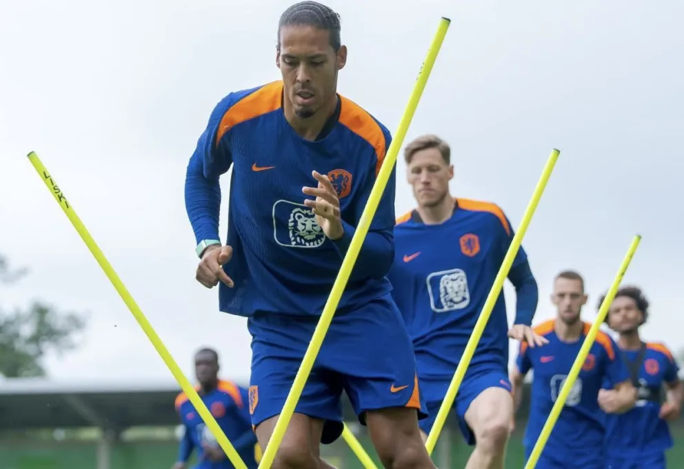 Virgil Van Dijk encabeza un ejercicio en la práctica de este lunes de Países Bajos. Foto: Ons Orange. 