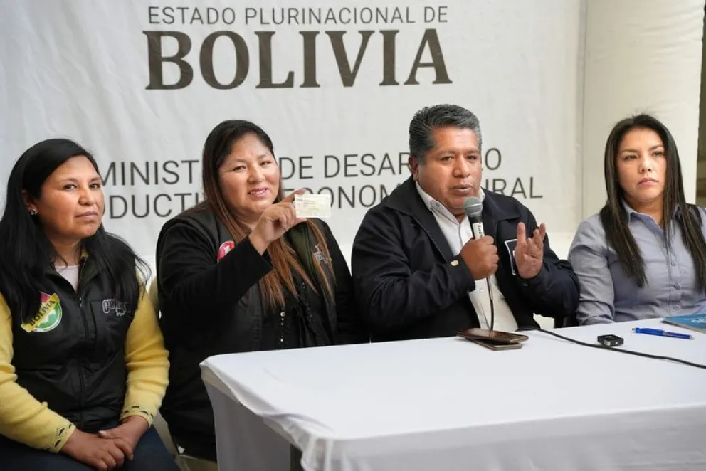 Autoridades del Ministerio de Desarrollo Productivo y SEGIP junto a microempresarias en la firma del convenio. Foto: Ministerio de Desarrollo Productivo.