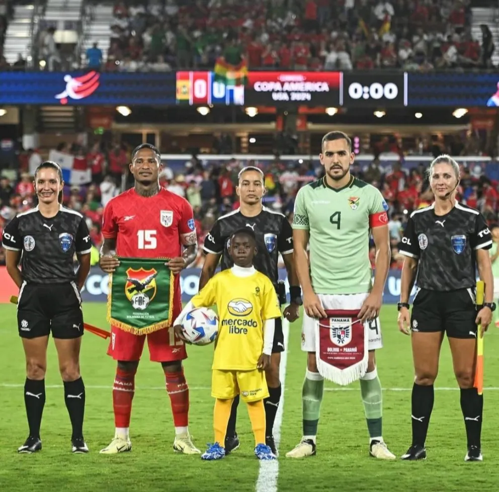 La árbitra Alves junto a los capitanes de Panamá y Bolivia. Foto FEPAFUT