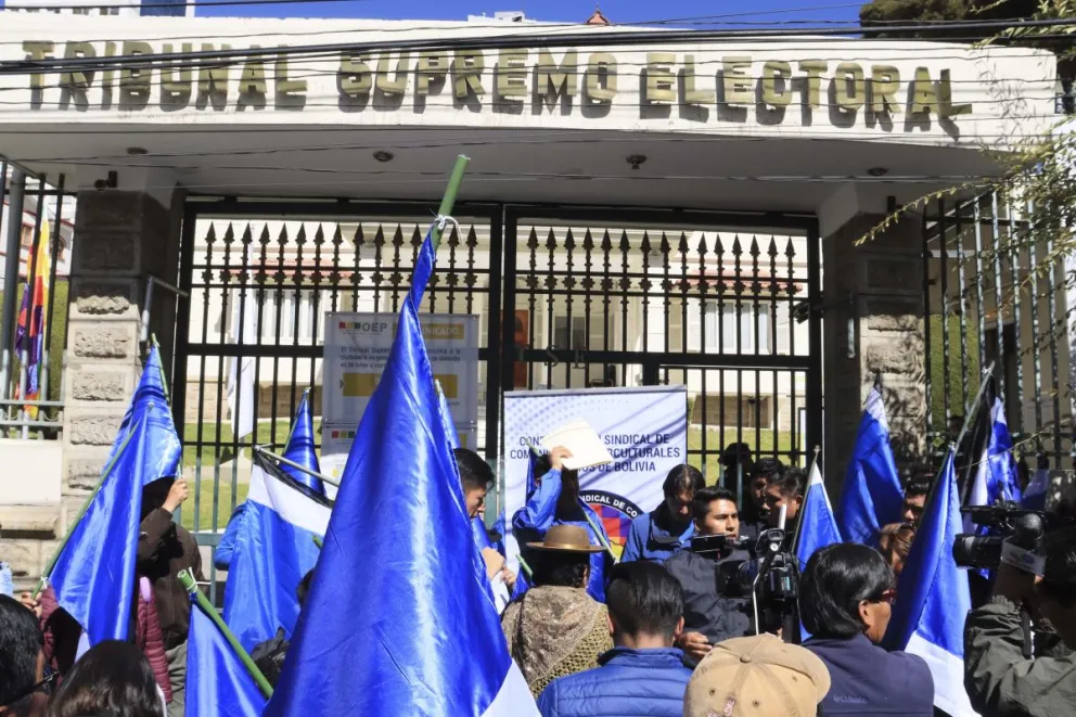 Militantes del MAS en puertas del Tribunal Supremo Electoral. Foto: APG