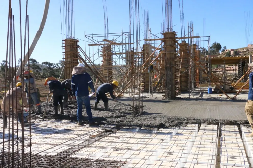 Obreros trabajan en la construcción de la moderna estructura. Foto: FC-BCB