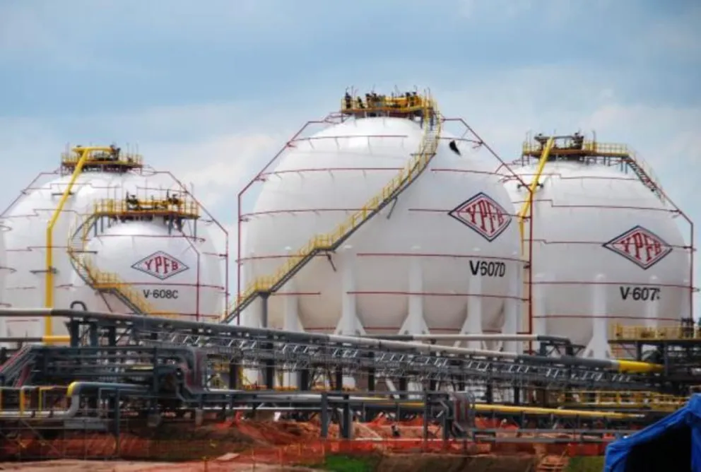 Plantas de almacenaje de YPFB, la estatal tiene control en toda la cadena de los hidrocarburos. Foto: ABI.