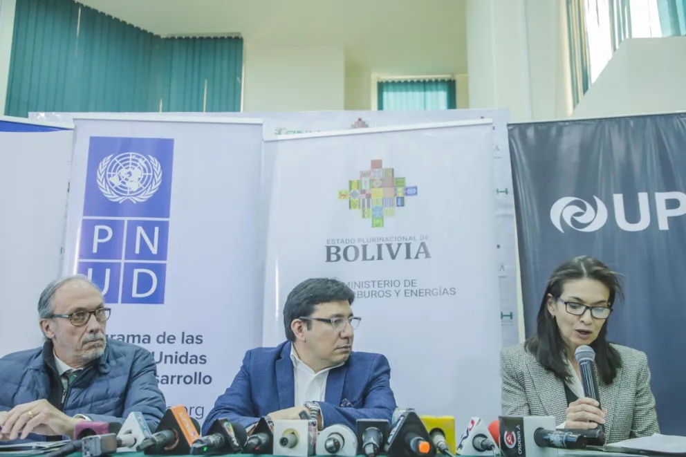 El ministro de Hidrocarburos, Franklin Molina (centro), el representante del PNUD en Bolivia, Aldo García (izquierda) y la vicerrectora de la UPB, Rosy Paul (derecha) en la inauguración del diplomado sobre litio.