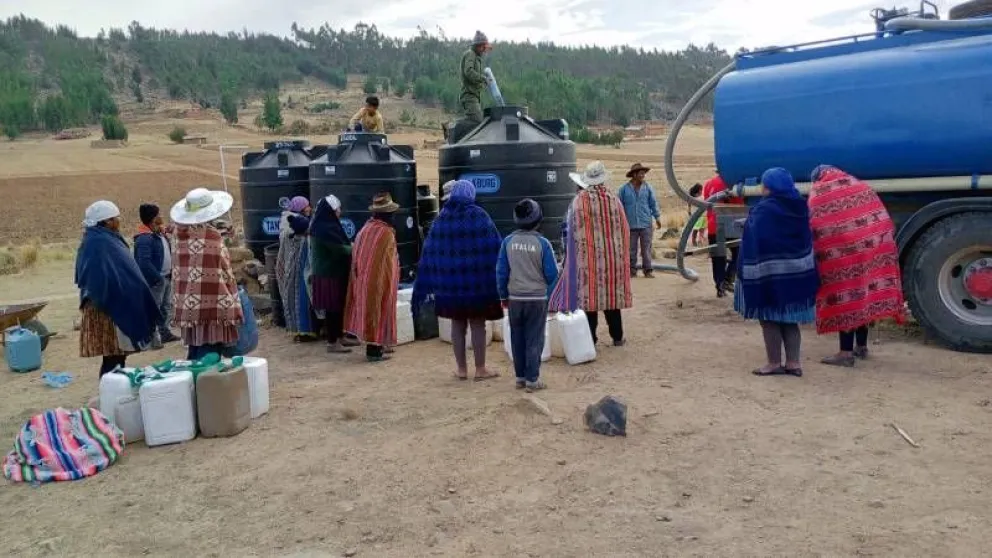 Pobladores del municipio de Vacas, en Cochabamba, recibe agua del camión cisterna. Foto: Gobierno Municipal de Vacas.