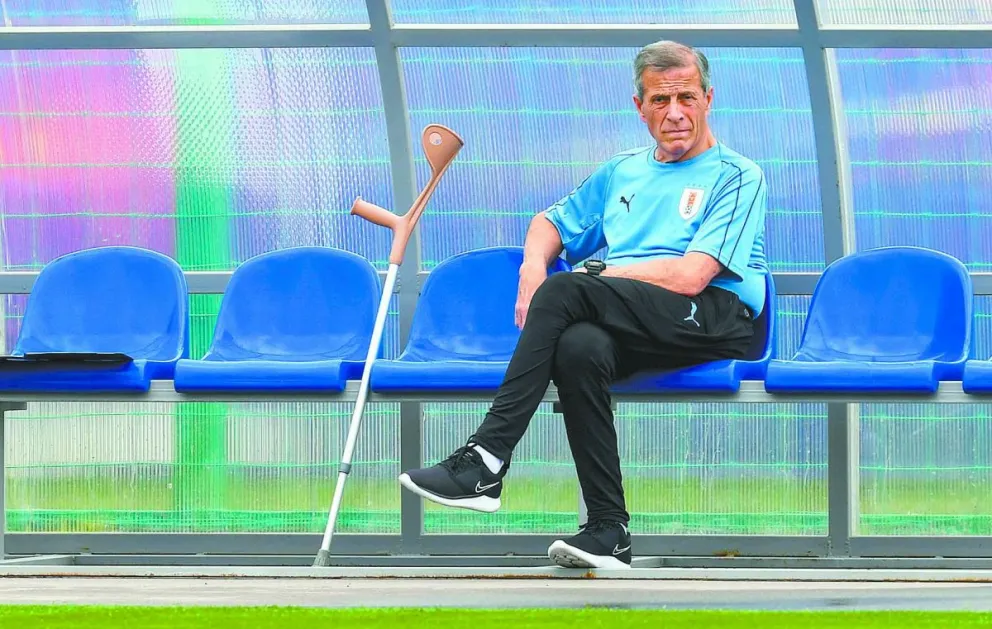 El entrenador Óscar Tabárez en uno de sus últimos partidos al frente de la selección uruguaya. Foto: archivo / EFE
