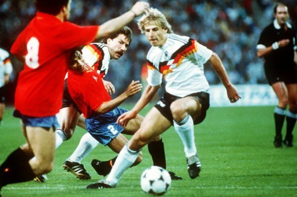 Una incidencia de la última vez que vencieron los alemanes a los españoles en una Eurocopa. Foto: Sports