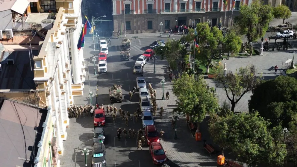 Tanquetas y efectivos militares en la Plaza Murillo, el pasado 26 de junio. Foto: APG