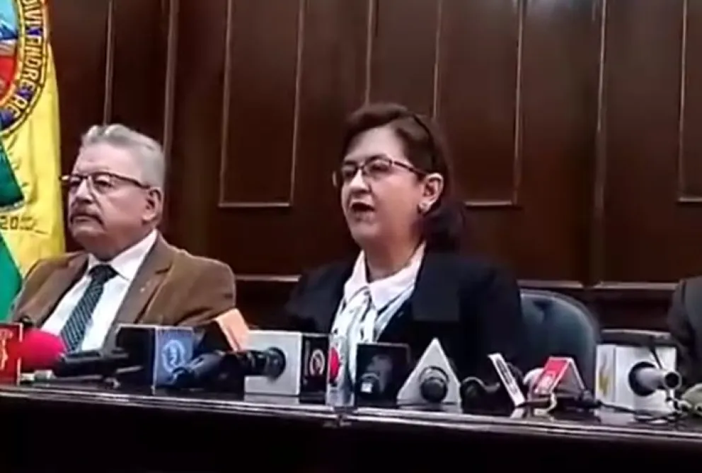 María Eugenia García, rectora de la UMSA, se dirige a los periodistas. Foto: Captura radio Compañera