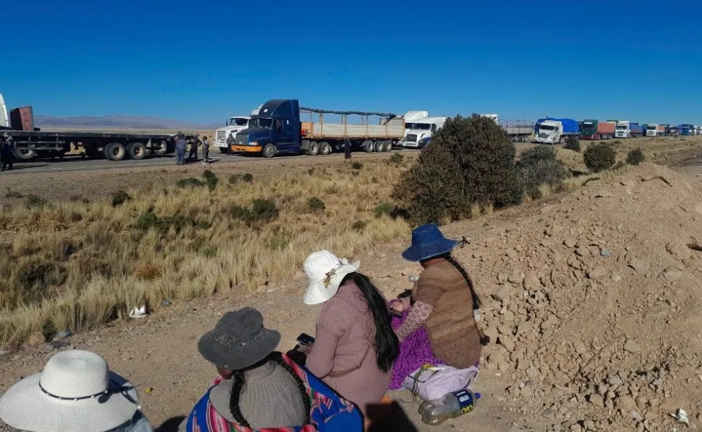  El bloqueo en Caracollo, en la carretera troncal Oruro - La Paz, es protagonizado por comunarios de la zona, que demandan la construcción de una nueva vía. Foto: APG