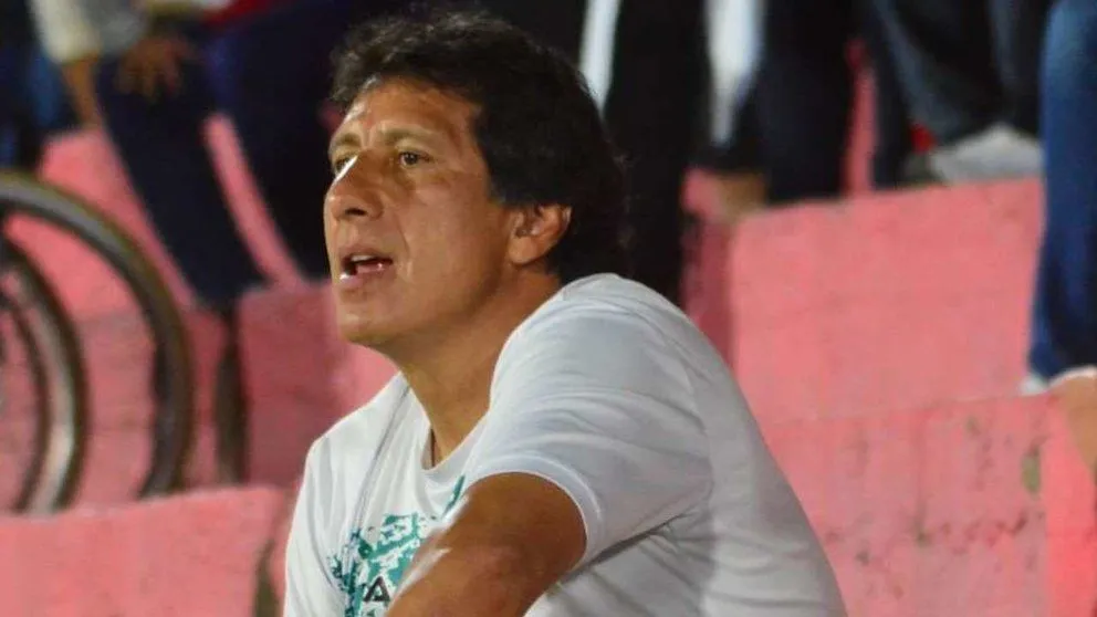 Alvaro Peña, entrenador de fútbol, preocupado por el fútbol nacional. Foto APG