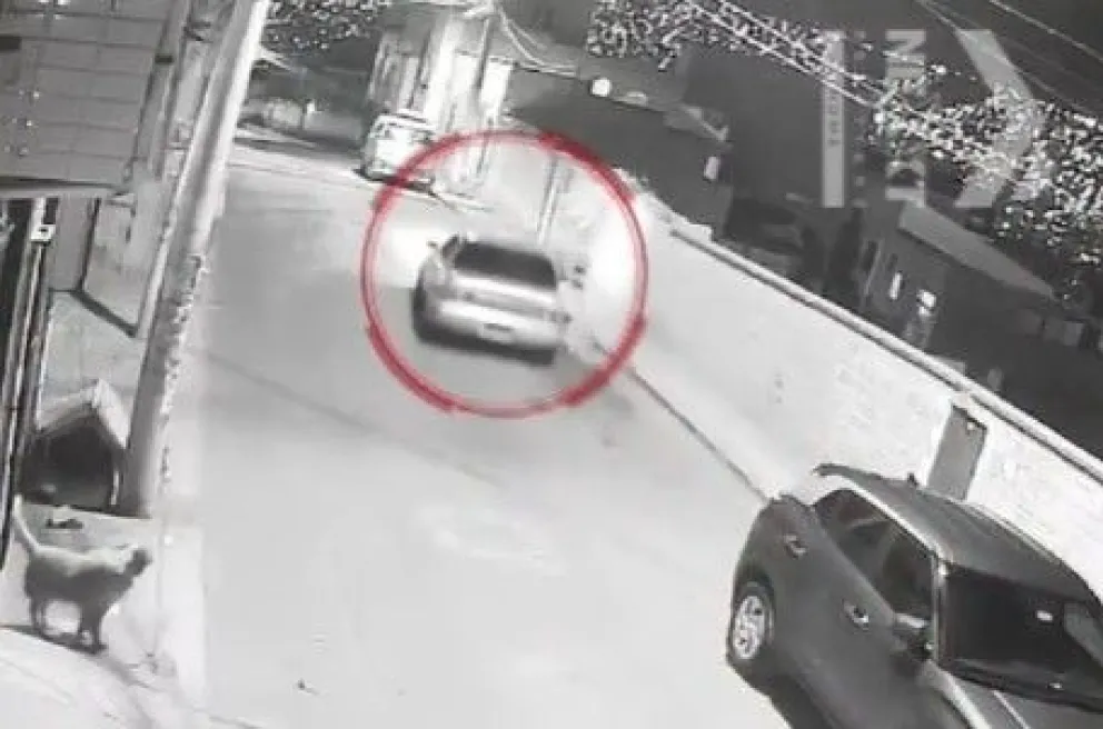 Imágenes de las cámaras de seguridad que muestran cuando los delincuentes al interior de un vehículo jalan a la víctima. Foto: Captura Unitel