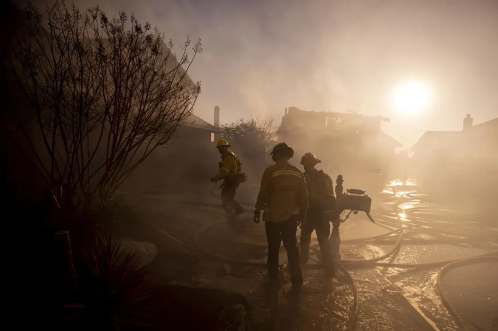 Foto de archivo donde se observan bomberos trabajando en la extinción de un incendio en Whittier el 10 de febrero de 2022 al este de Los Ángeles, California. (Estados Unidos). Foto: EFE