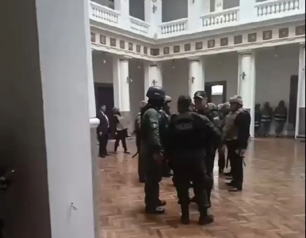 Policías en el interior del Palacio Quemado, el día de la revuelta militar. Foto: Erbol