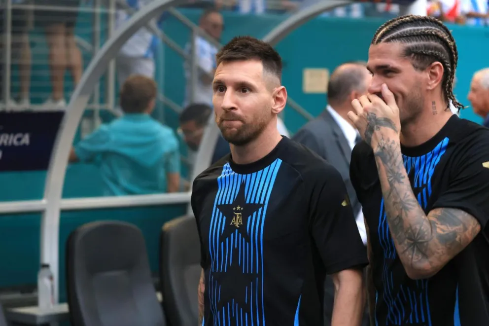 Lionel Messi y Rodrigo de Paul conversan antes del entrenamiento. Foto EFE