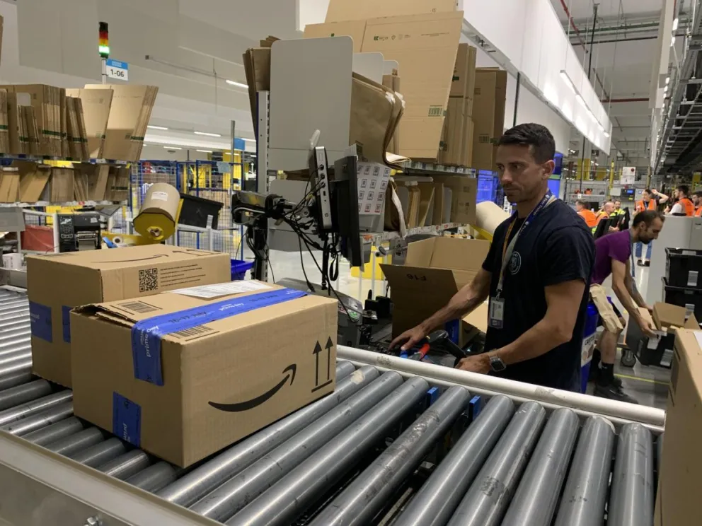 Operarios del centro logístico de Amazon en el polígono La Isla de Dos Hermanas (Sevilla) preparan los artículos que se han vendido a través de la web del gigante de ventas online. Foto: EFE
