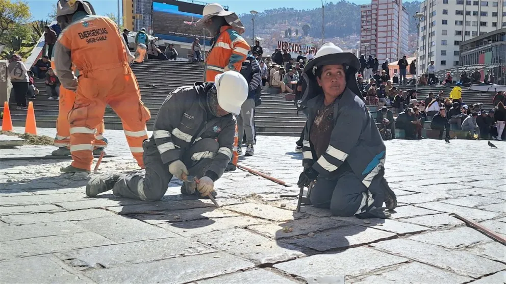 Una mujer realiza trabajos de refacción en la Plaza San Francisco. / Foto: Visión 360.