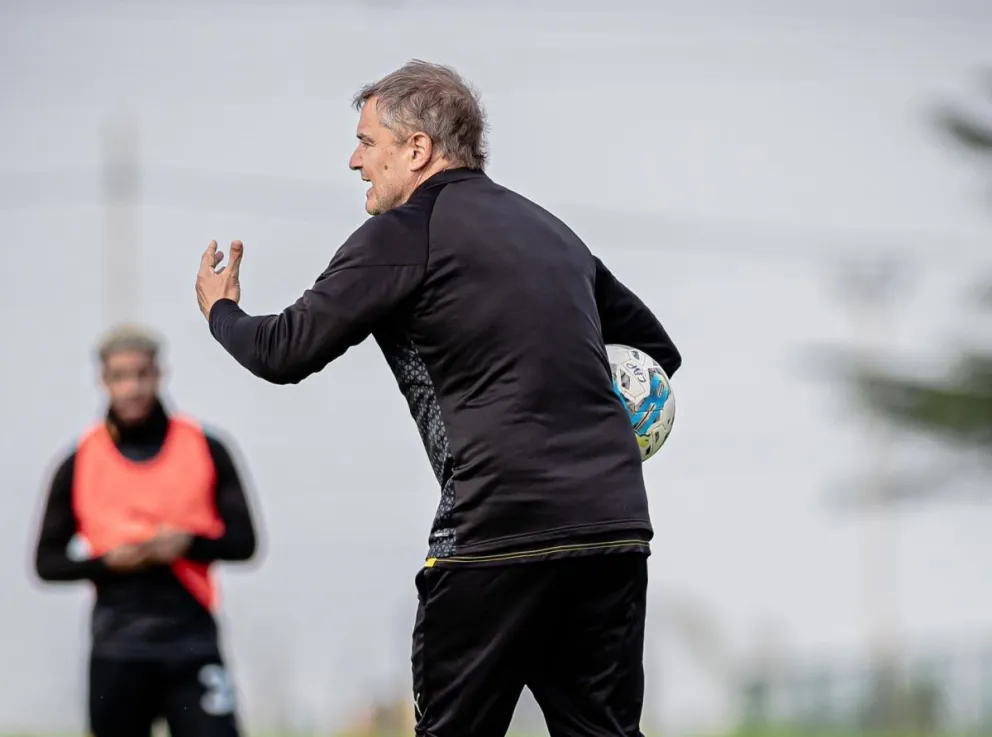 Diego Aguirre, el entrenador de Peñarol, dirige un entrenamiento del plantel. Foto: club Peñarol