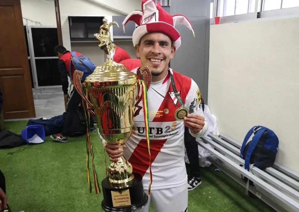 Ovejero con el trofeo de campeón del torneo Apertura 2020. Foto Always Ready