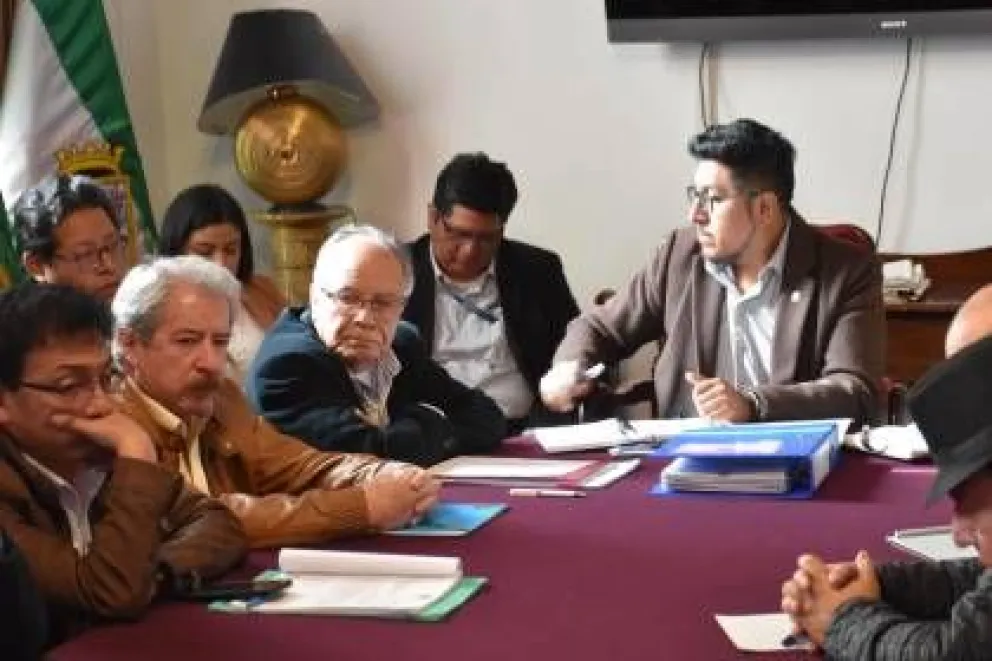 El presidente de la Comisión de Planificación de la Cámara Baja, Omar Yujra, y los representantes de los médicos. Foto: Los Tiempos.