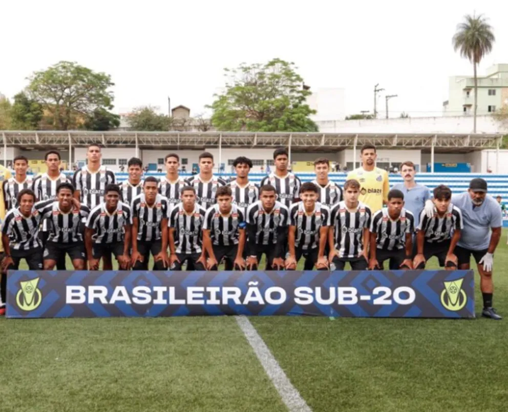 Terceros (quinto desde la derecha) en la fila de abajo. A su derecha Enzo Monteiro en la foto de toda la plantilla Sub-20 del Santos. Foto Santos FC: