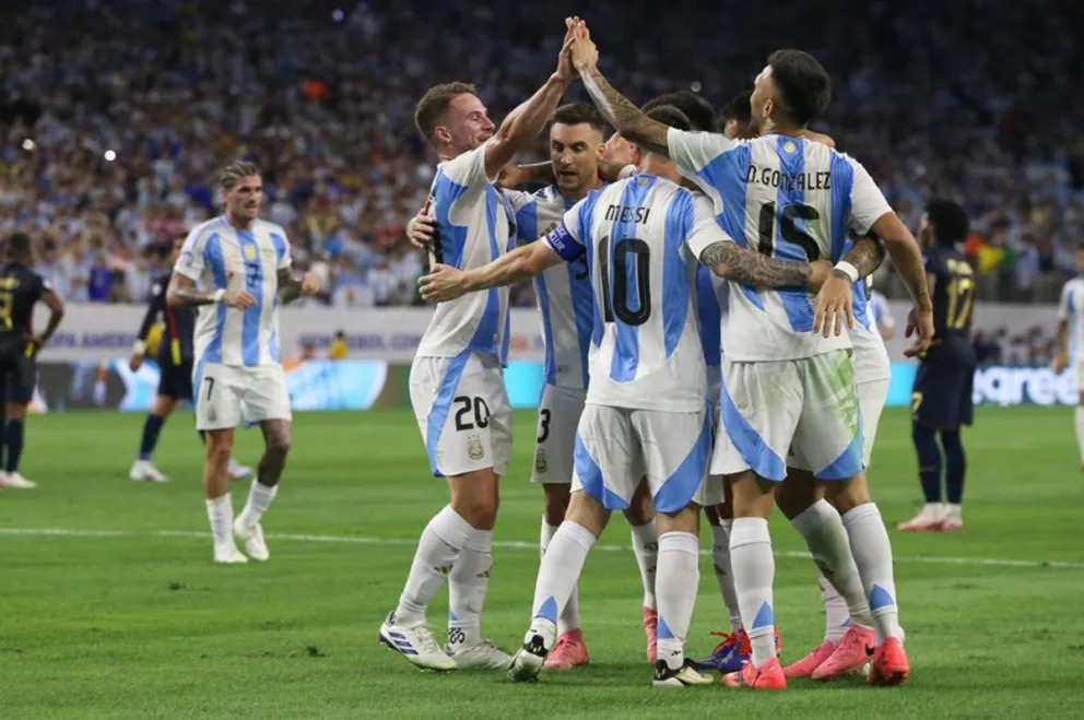 Los jugadores argentinos celebran con Lizandro Martínez el primer gol del partido. Foto EFE
