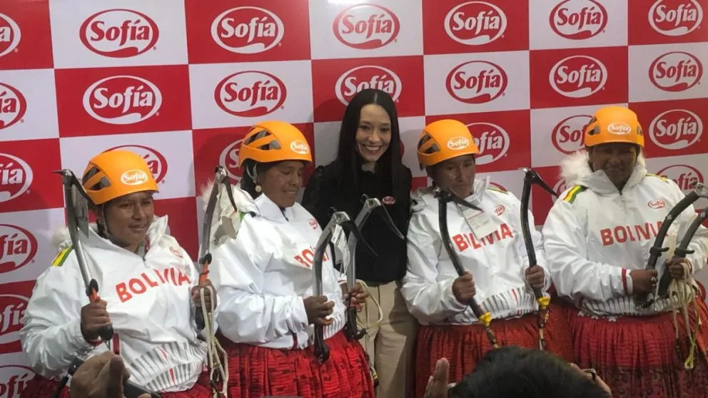 Las Cholitas escaladoras junto a la ejecutiva de la empresa Sofía, en un acto oficial. 