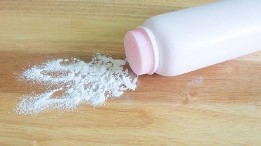 El talco ha sido asociado con un riesgo aumentado de cáncer de ovario . Foto: OK Diario