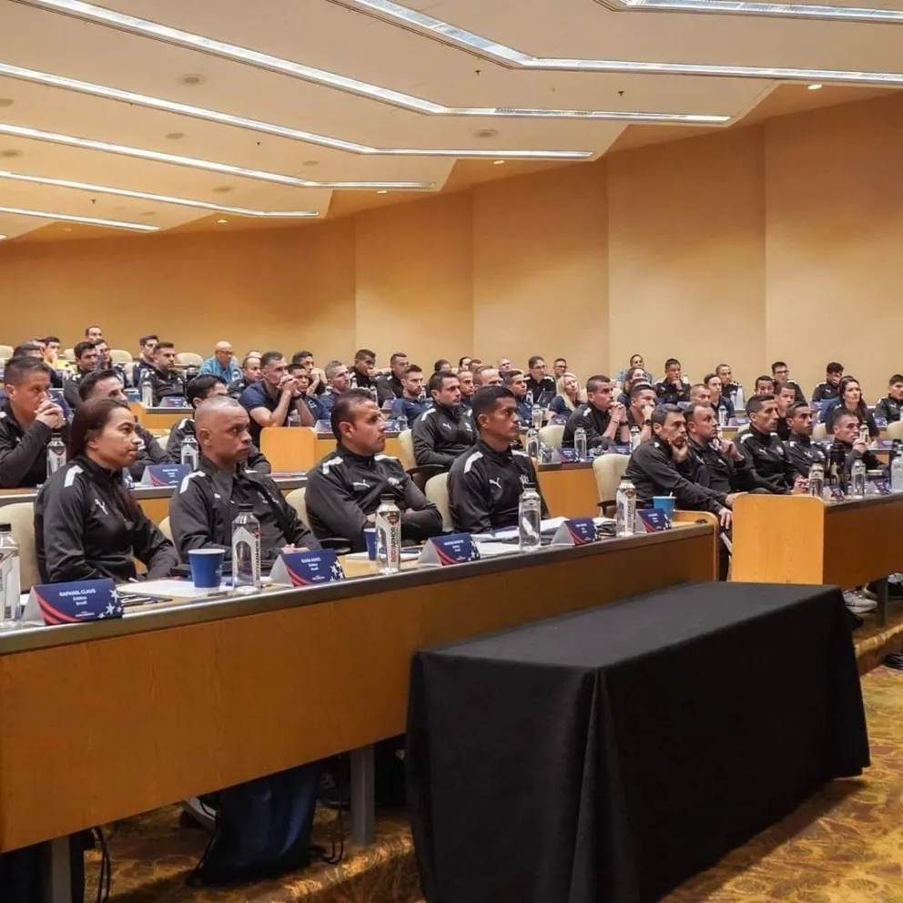 Vargas e Ivo Méndez en un seminario junto al resto de árbitros confirmados en la Copa América. 