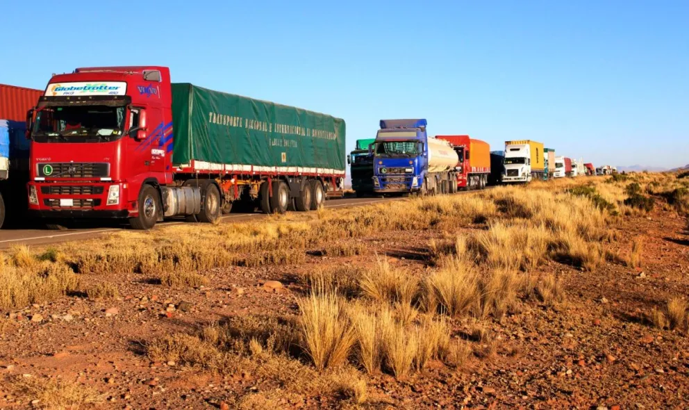 Filas de camiones en un sector de los bloqueos. Foto: APG