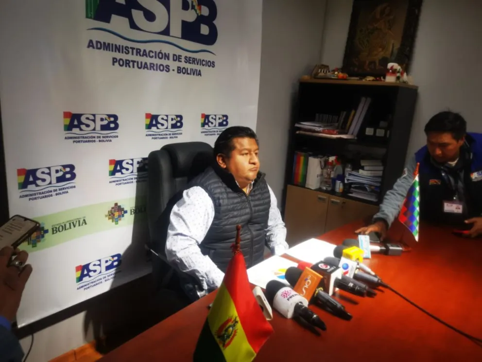 El director de la ASP-B, Dante Justiniano, se refiere a la suspensión de pagos en Bolivia de tres navieras internacionales. Foto: M. Belmonte