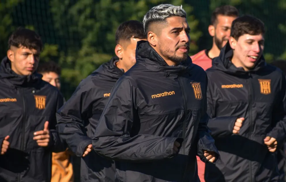 El atigrado Daniel Rojas en primer plano durante la práctica de este viernes en el predio de Deportivo Riestra. Foto: The Strongest