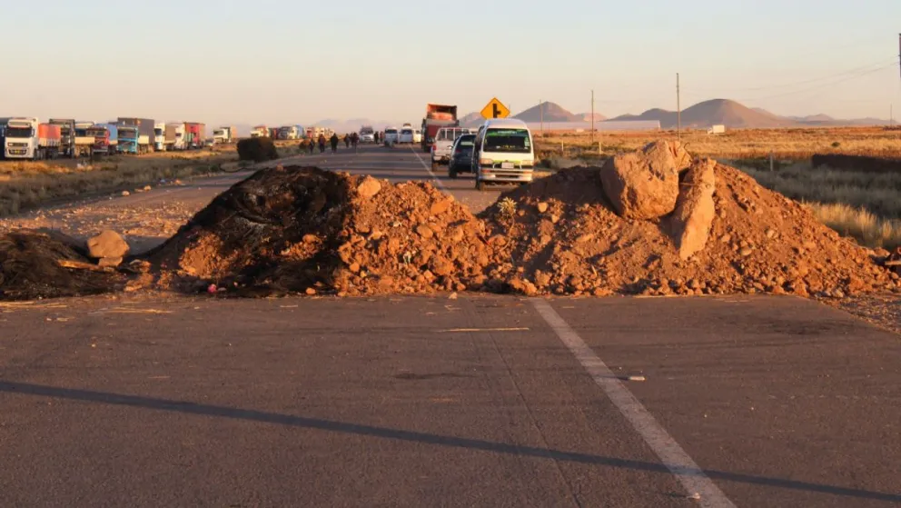 Un sector bloqueado en la localidad de Caracollo. Foto: APG