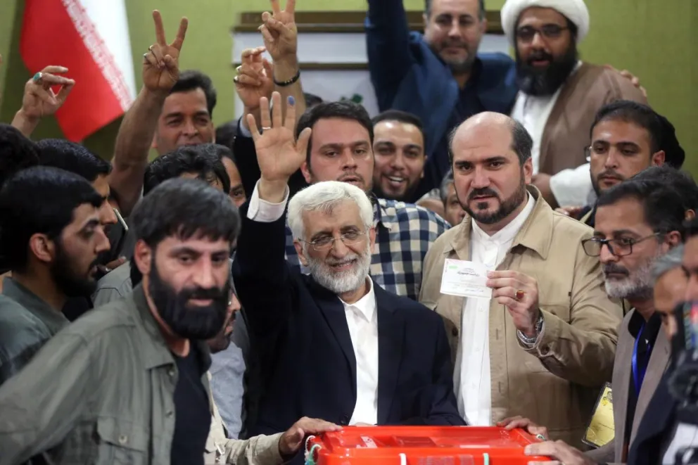 El candidato presidencial Said Jalili saluda tras depositar su voto. Foto: EFE