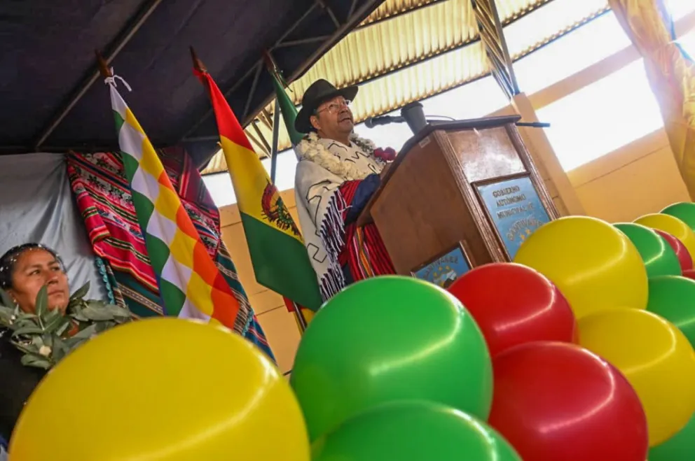 El presidente Luis Arce, durante la entrega de un proyecto de ley para un tramo carretero entre Cochabamba y Potosí. Foto: Lucho Arce (Facebook)