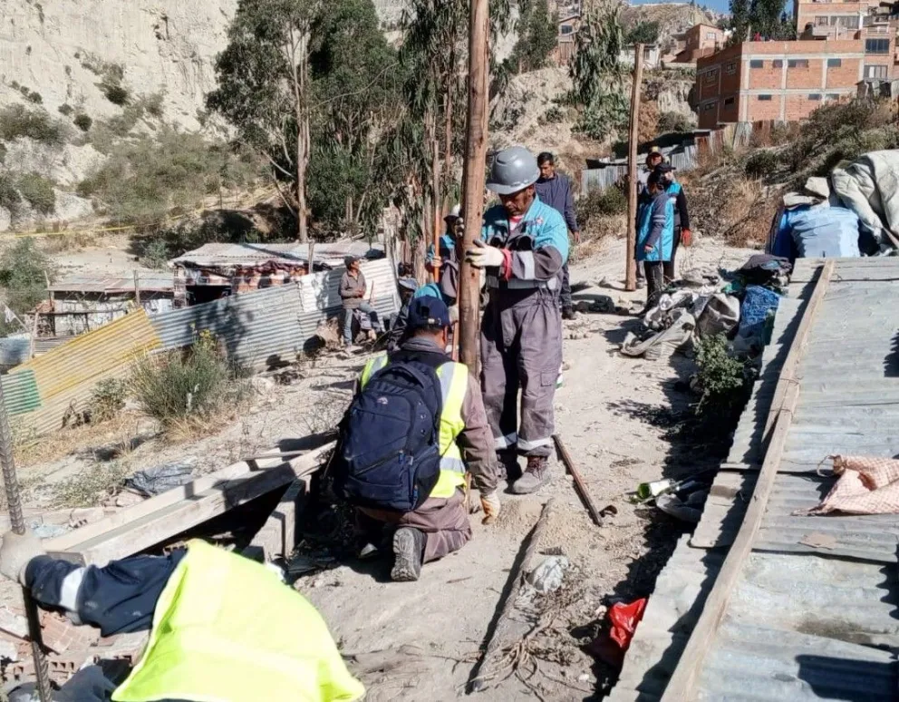 Obreros de la Subalcaldía de Cotahuma construyen el cerco. Foto: Subalcaldía de Cotahuma.