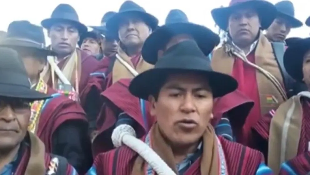 Campesinos de las 20 provincias de La Paz y su principal dirigente David Mamani. Foto: Captura