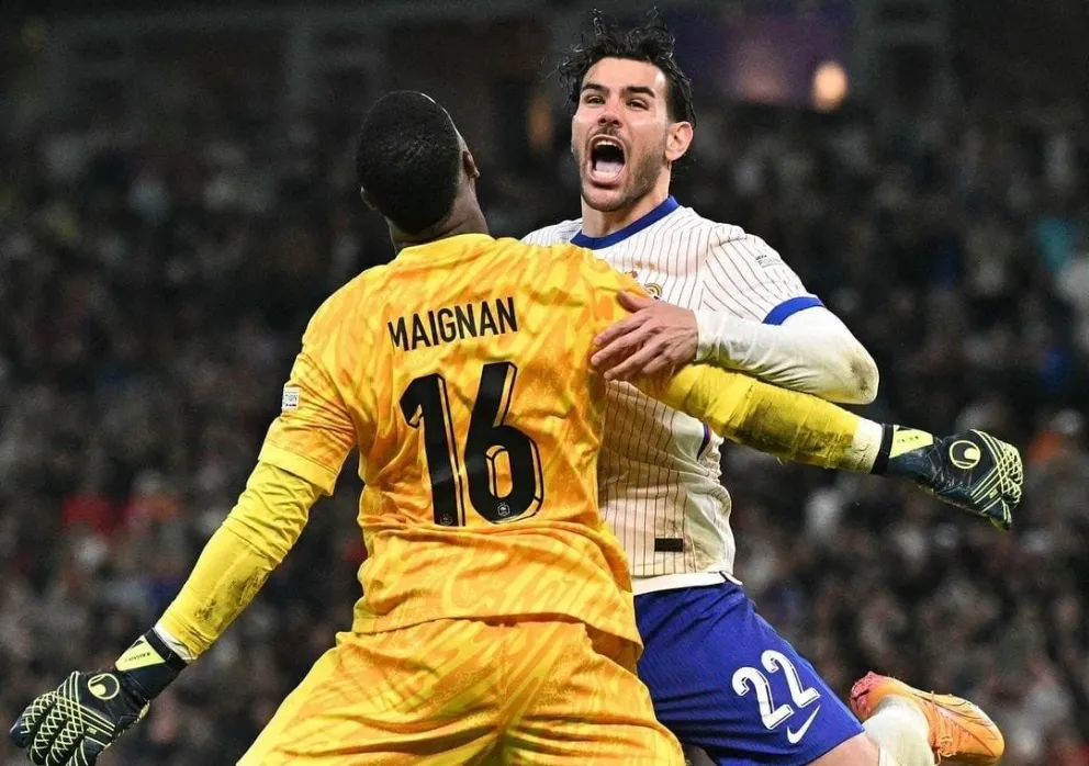 Theo Hernandez, autor del útlimop penal para Francia, celebra con su arquero Maignan. Foto UEFA