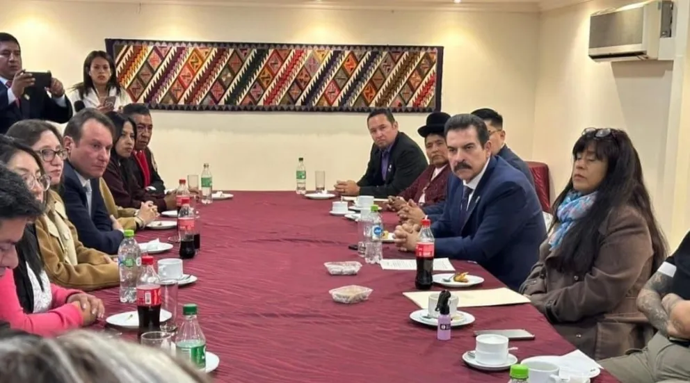 Reyes Villa, en la reunión con parlamentarios disidentes de CC y Creemos, esta mañana. Foto: @eurquididaza