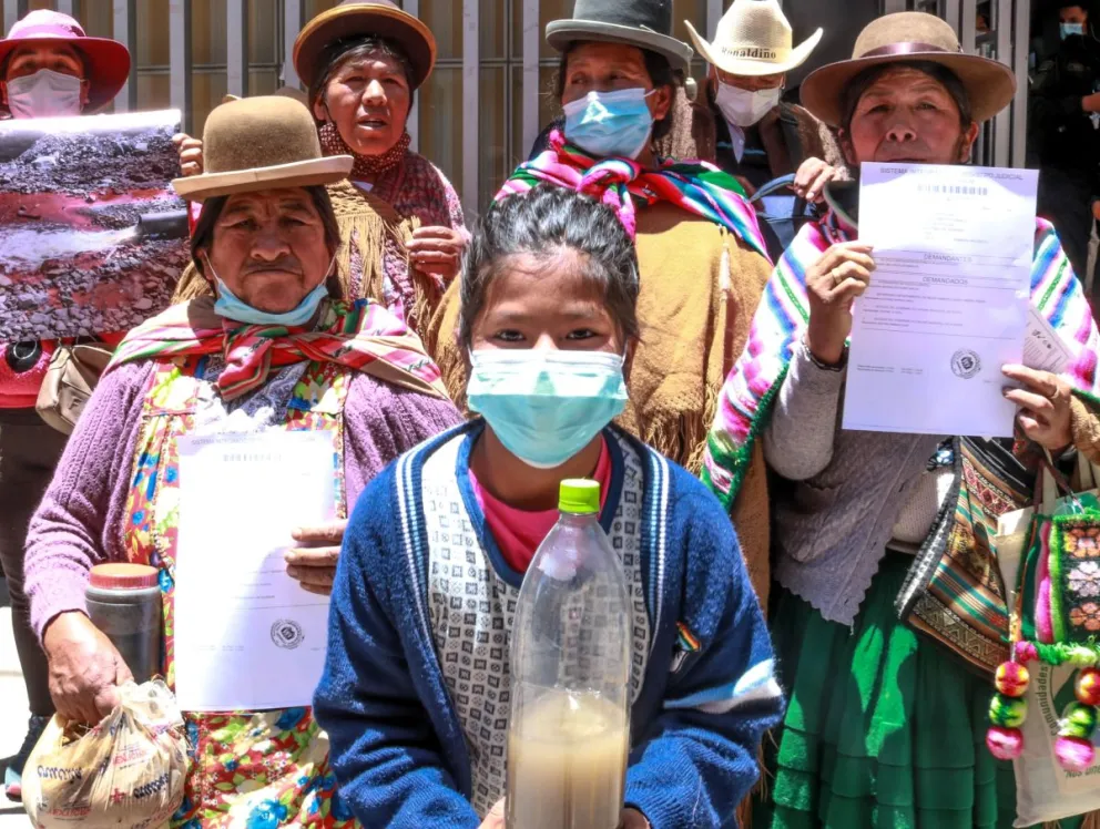 Mujeres del Ayllu Puñaca en una protesta por la contaminación minera en su comunidad.  FOTO: CENDA