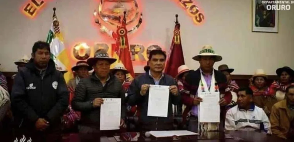 Autoridades de Oruro muestran el documento que fue suscrito. Foto: Patacamaya-Aroma