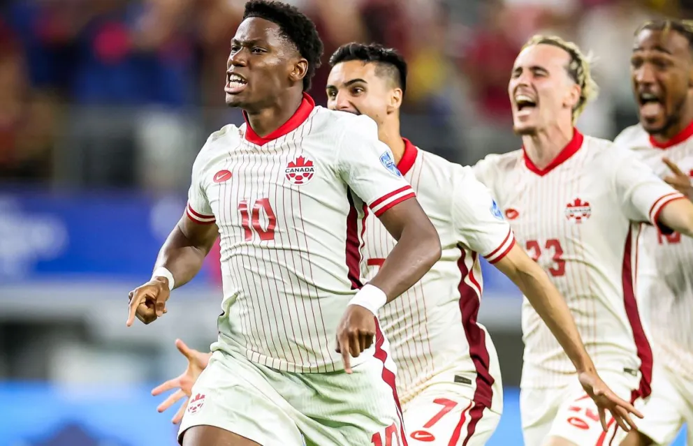 Los jugadores canadienses celebran la victoria y clasificación a las semifinales de la Copa América. 