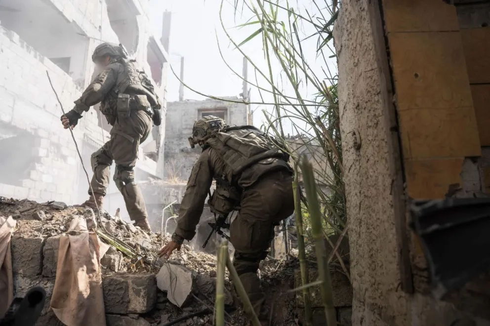 Al menos 25 palestinos, entre ellos 5 periodistas, han muerto este sábado en varios ataques israelíes en el campo de refugiados de Nuseirat y la ciudad de Deir al Balah. Foto: EFE